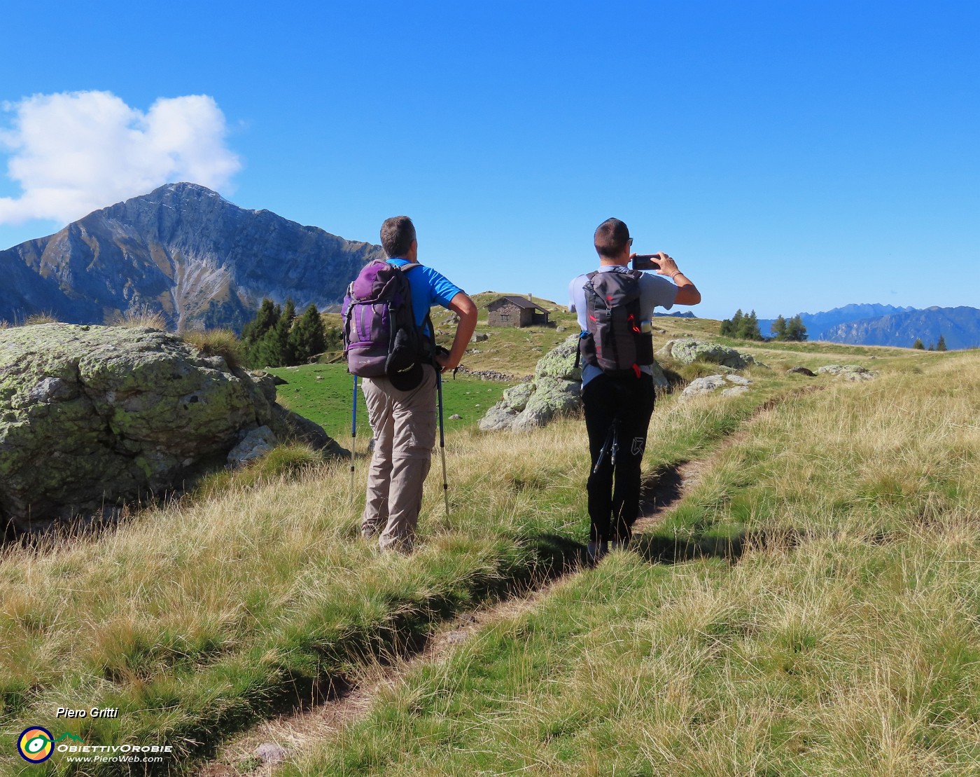 12 Cima Menna a sx , Baiata Campo (1878 m) tra Claudio e Raffaele.JPG